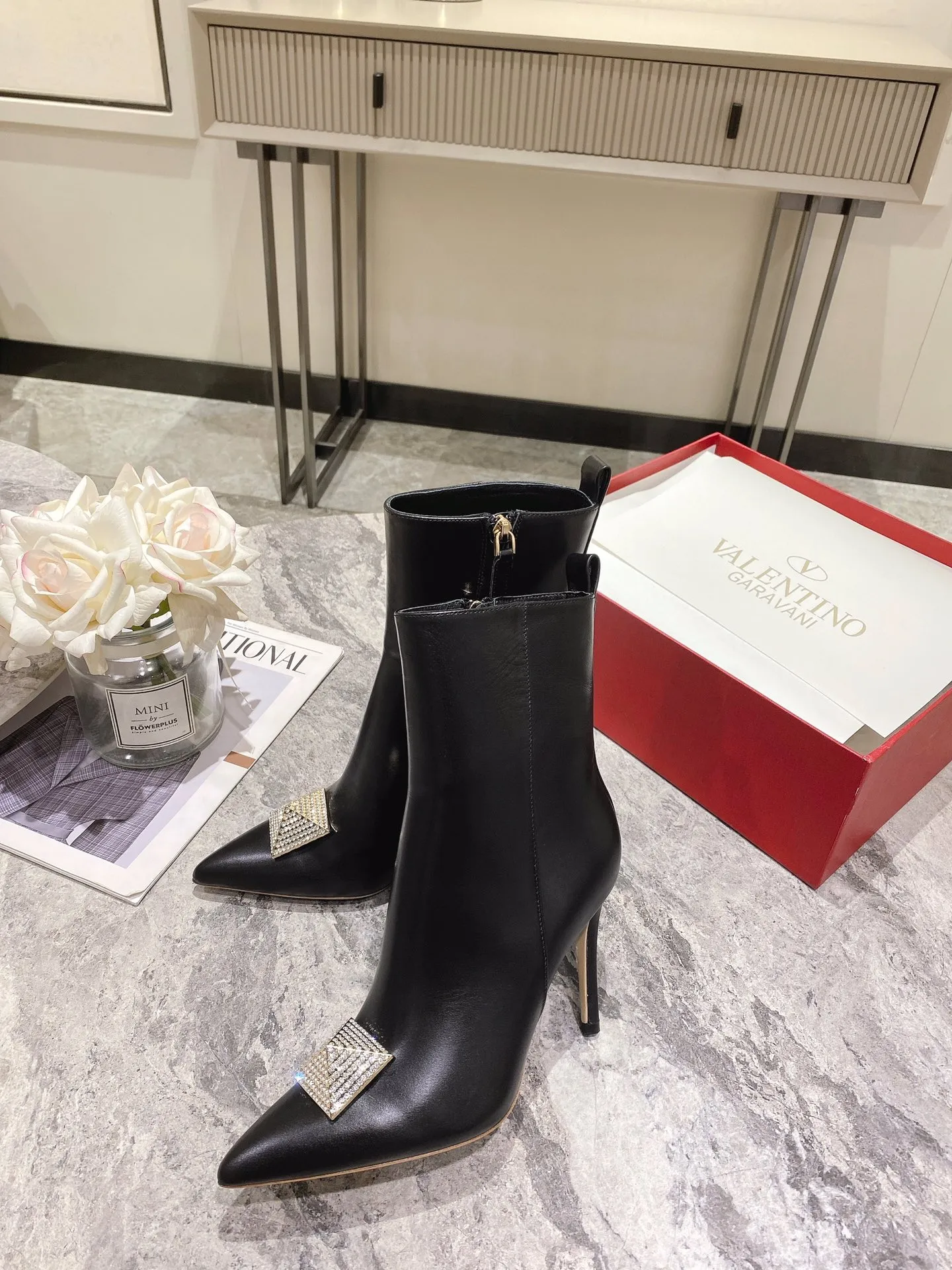 👟👟Ex-factory price 540👟👟 Genuine leather sole +40 [Valentino] Valentino autumn and winter fashion women's boots: comfortable and versatile, making your legs look longer! Fabric: Imported first-layer cowhide ⚡With inner zipper version ⚡The lining and feet are all high-end sheepskin! Outsole: There are two options: non-slip and wear-resistant rubber outsole and Italian leather outsole ~ equipped with Warren's [Pyramid] special buckle that will not rust. Number of yards: 35−41 (customized for sizes 34-42): rubber sole, - genuine leather sole +40